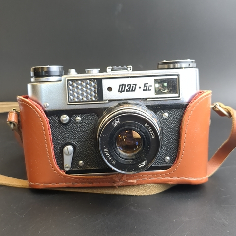 №34 Фотоаппарат "ФЭД-5 с" с объективом "ФЭД И 61-Л/Д" в родном кофре, металл, пластик, стекло, кожа, Харьковский машиностроительный завод им. Дзержинского (ФЭД), СССР, 1978-1980 гг.