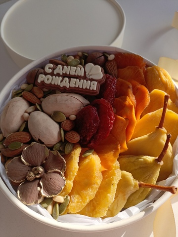 Коробка с орехами и сухофрутами