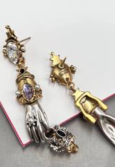 20137-sergi-alexander-mcqueen-s-podveskami-v-forme-ruk