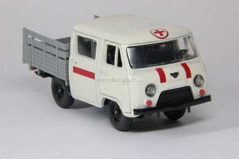 UAZ-39094 Farmer doors opens (medical) Agat Mossar Tantal 1:43