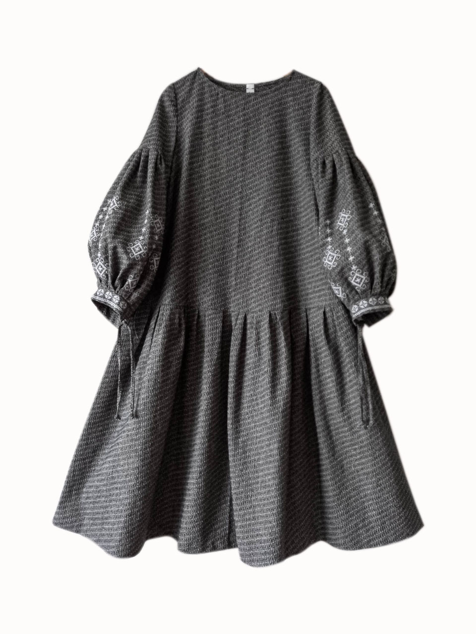Руна. Платье трапеция с пышной юбкой вышивка на рукавах PL-42-2345