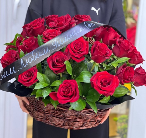 Красные Розы в Корзине
