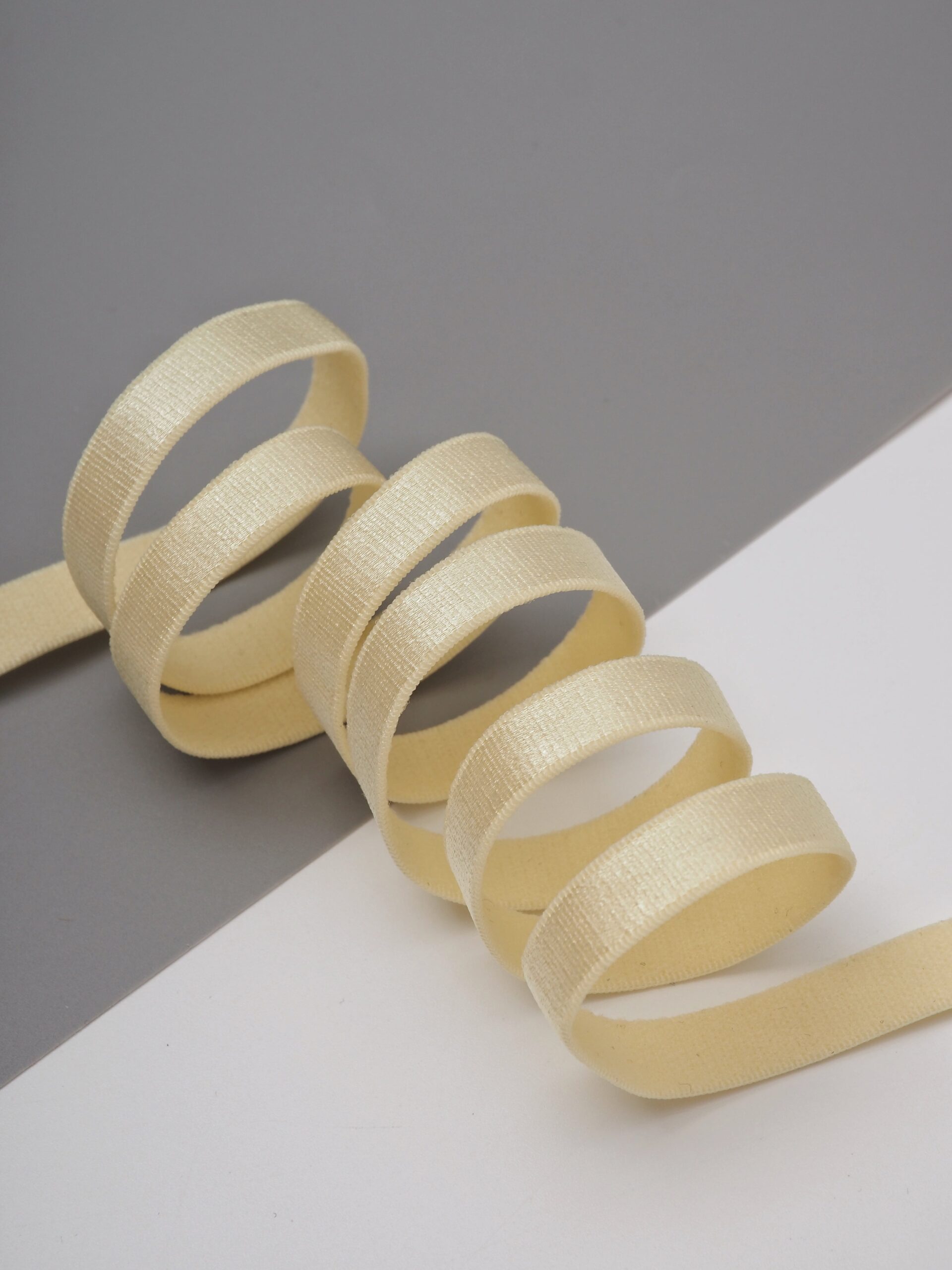 Резинка бретелечная сливочное масло мягкая глянцевая ширина 10 мм
