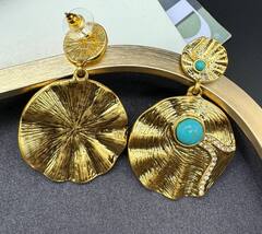 73345-sergi-rakushki-v-stile-schiaparelli-s-kruglymi-podveskami