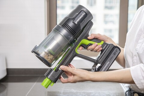 Беспроводной вертикальный пылесос greenworks GD24SV2, 24v, в комплекте с АКБ 4 А·ч и ЗУ (аккумуляторный, зеленый) + 4 насадки