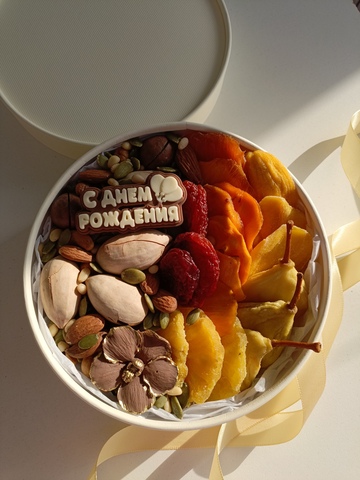 Коробка с орехами и сухофрутами