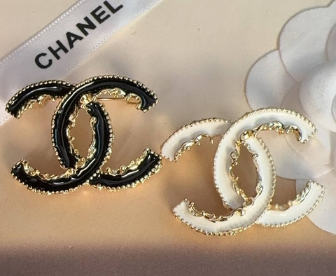 brosh-v-forme-logotipa-s-ehmalyu-style-by-chanel