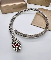 Жесткое колье ЗМЕЯ с рубиновым камнем, коллекция SERPENTI