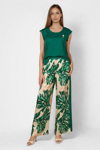 Marc Aurel Брюки струящиеся из вискозного атласа в тропический узор