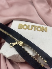 Молния металл Riri, золото на атласной тесьме, 4 мм, цвет черный 2110