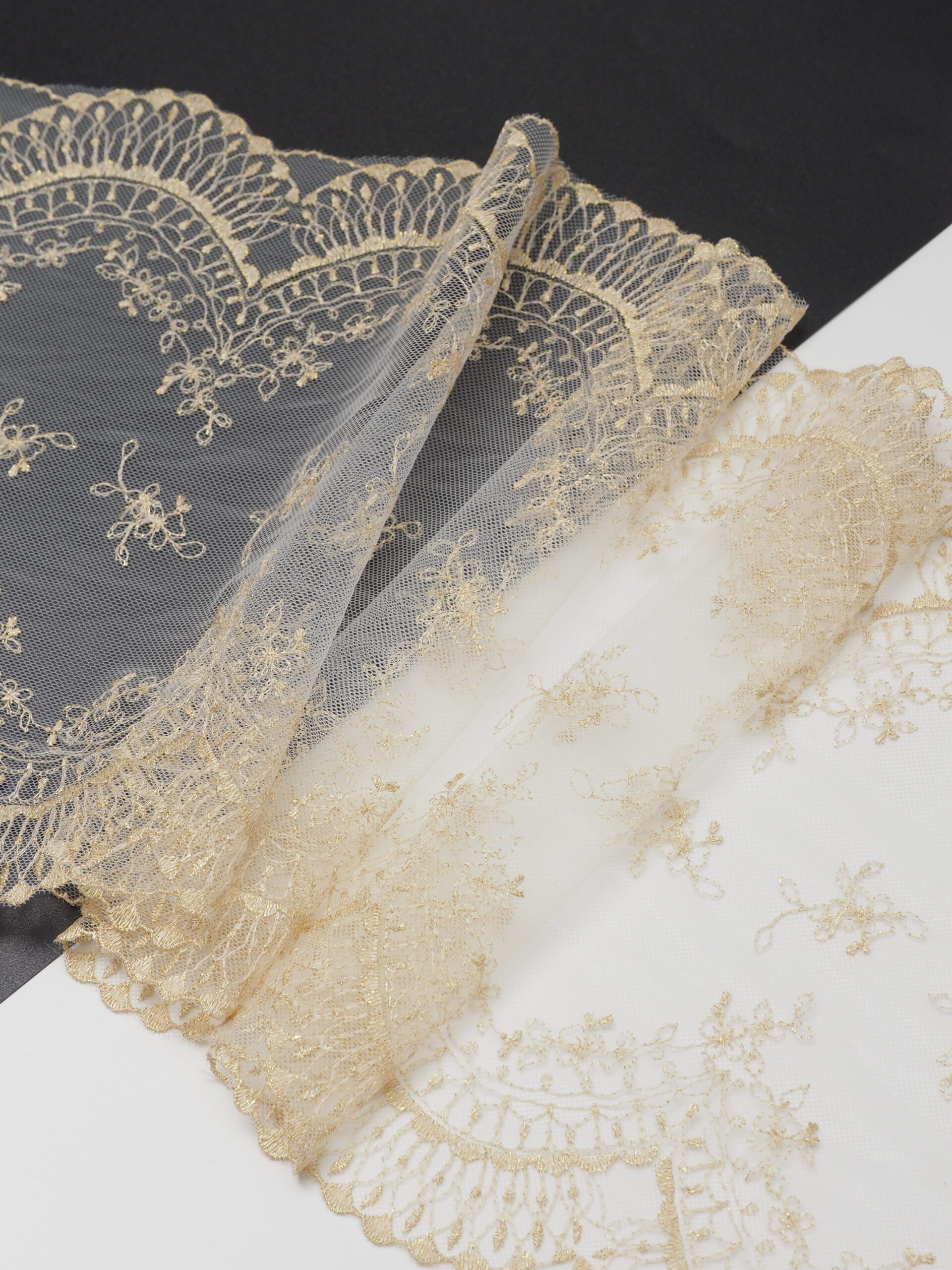 Вышивка на сетке молочная с золотой нитью ширина 23 см ОТРЕЗЫ