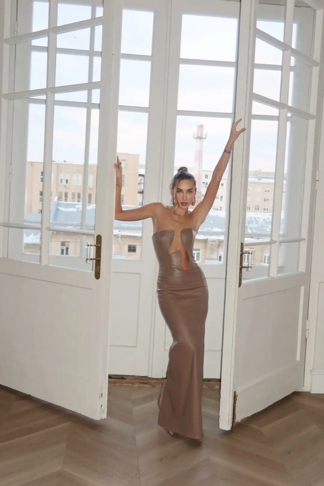 Платье макси из экокожи с металлической вставкой, Бежевый