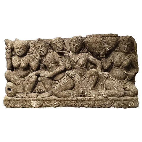 Танцующие апсары. Барельеф буддийского храма Боробудур (о. Ява). Туф. Стилизован под IX в.