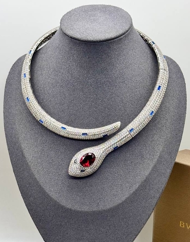 Жесткое колье ЗМЕЯ с рубиновым камнем, коллекция SERPENTI
