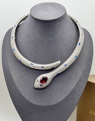 Жесткое колье ЗМЕЯ с рубиновым камнем, коллекция SERPENTI