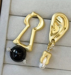 Стильные, ассиметричные серьги KEYHOLE & EAR ( ухо + замочная скважина) в стиле Schiaparelli