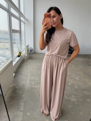 Костюм с силуэтной футболкой в цвете мокко