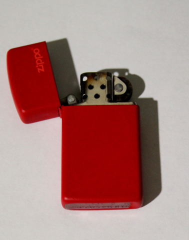 Зажигалка Zippo Classic с покрытием Red Matte, красная в кожаном чехле. Made in USA