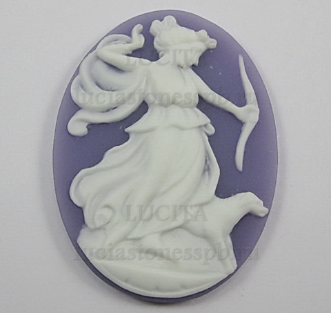 Камея "Богиня Диана" белого цвета на сиреневом фоне 30х40 мм ()