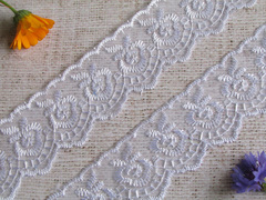 Вышивка на органзе, ш. 4,3 см, белый