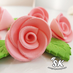 Набор сахарных цветов Розы розовые с листиками 5 шт
