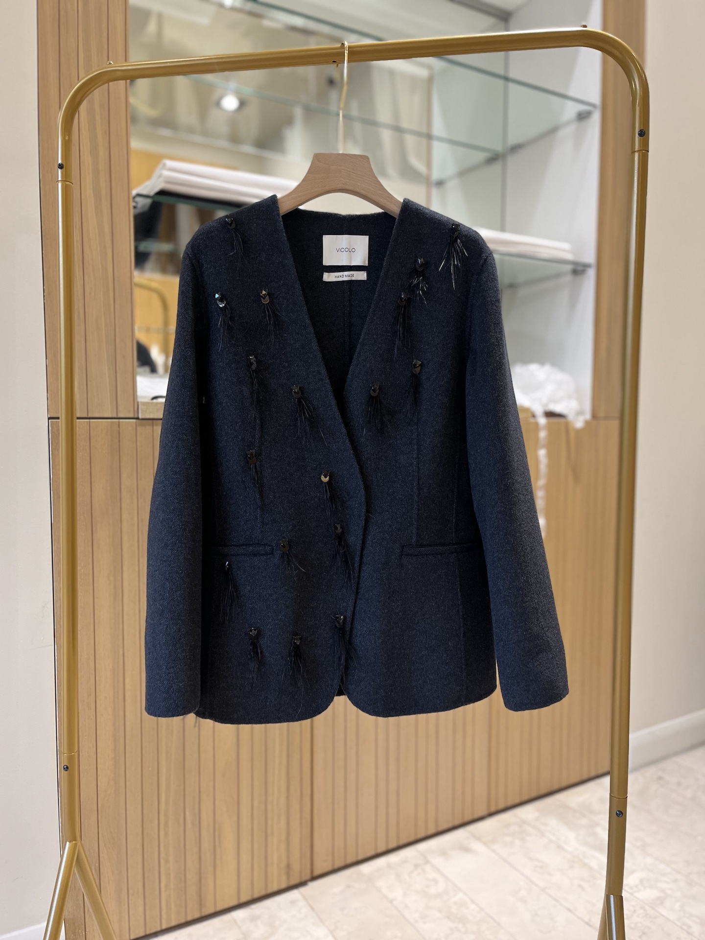 Пальто в стиле блейзера с декором из перьев