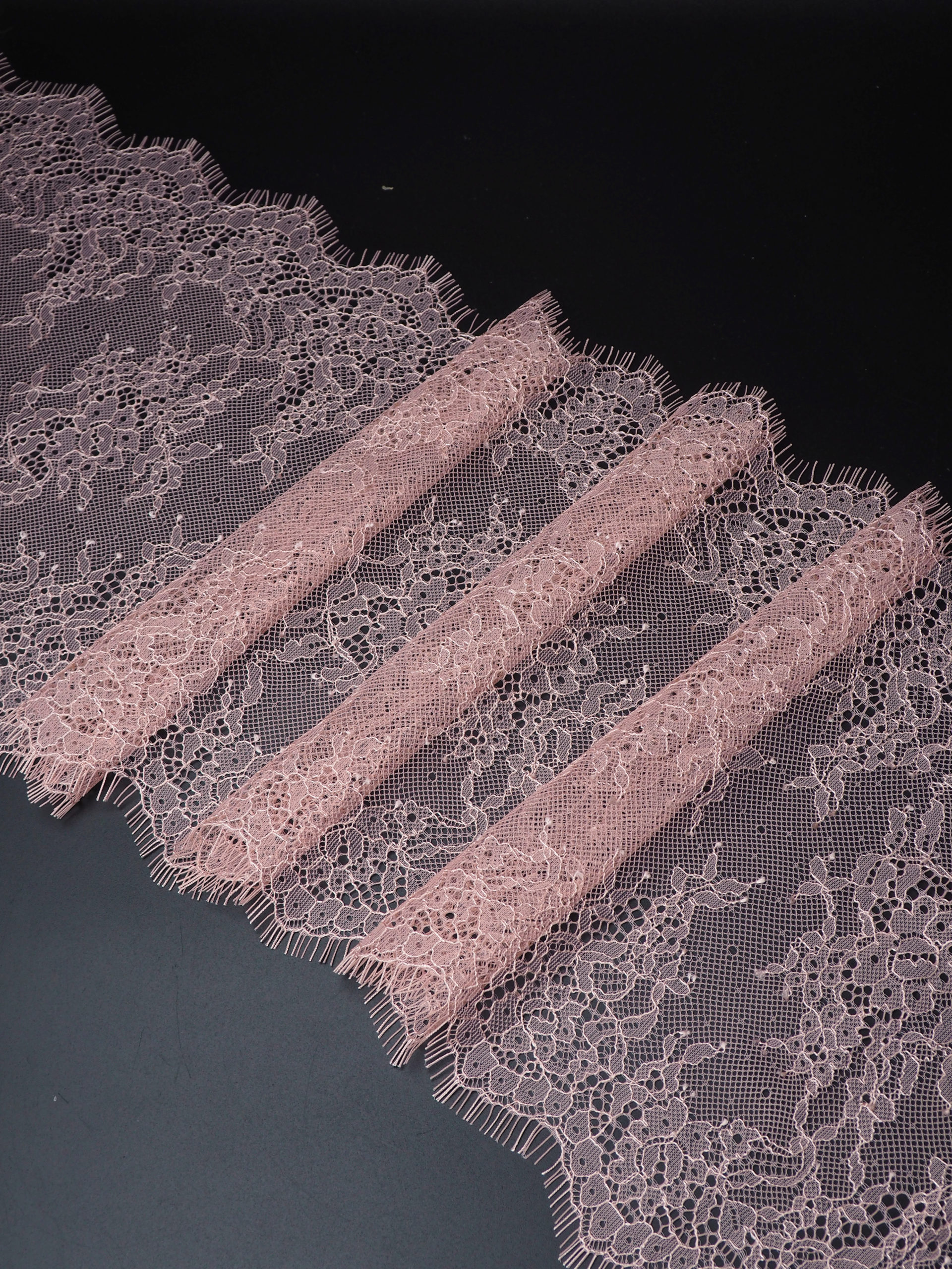 Кружево шантильи коралловый миндаль неэластичное ширина 22 см длина 1.45 м