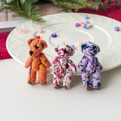 Игрушки для кукол, миниатюра - Мишка мягкий РАЗНОЦВЕТНЫЙ, текстильный, 4 см, набор 3 шт. микс цвет.