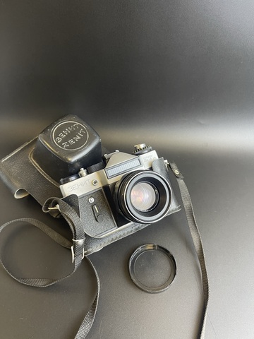 Фотоаппарат плёночный "Зенит - ЕТ" с объективом "Гелиос-44-2", в оригинальном кофре. (БелОМО), СССР
