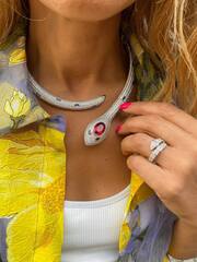 Жесткое колье ЗМЕЯ с рубиновым камнем, коллекция SERPENTI