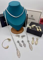 Длинное колье-сотуар цепочка с кожей и подвесками перышками CHANEL