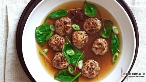 Фрикадельки из свинины с креветками в ароматном бульоне по рецепту Гордона Рамзи