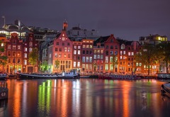 Ночной Амстердам от Wooden City - Позитивные и яркие деревянные пазлы с деталями разных формы. Прекрасное фото с огнями ночного Амстердама, собирайте вместе с друзьями