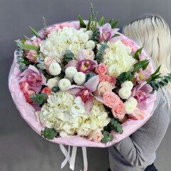 Авторский букет с гортензиями, орхидеями и пионовидными розами "Madam Bombastic"