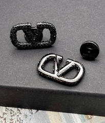 sergi-pusety-valentino-v-chernom-rodazhe-s-rossypyu-kamnej