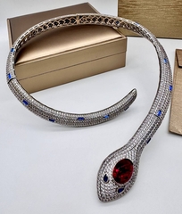 Жесткое колье ЗМЕЯ с рубиновым камнем, коллекция SERPENTI