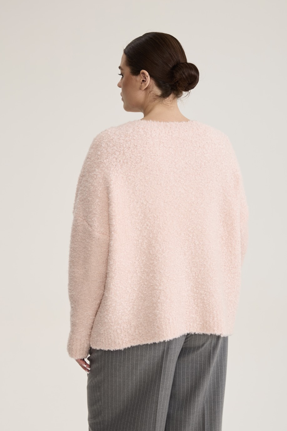 Джемпер букле с V-вырезом, светло-розовый