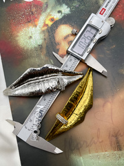 Брошь Скиапар. золотистая массивная в форме 