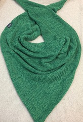 Треугольный шарф-косынка, цвет - зеленый меланж.