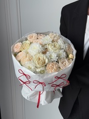 Букет из кустовых пионовидных роз, хризантемы, диантусов и одноголовых роз