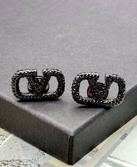 sergi-pusety-valentino-v-chernom-rodazhe-s-rossypyu-kamnej