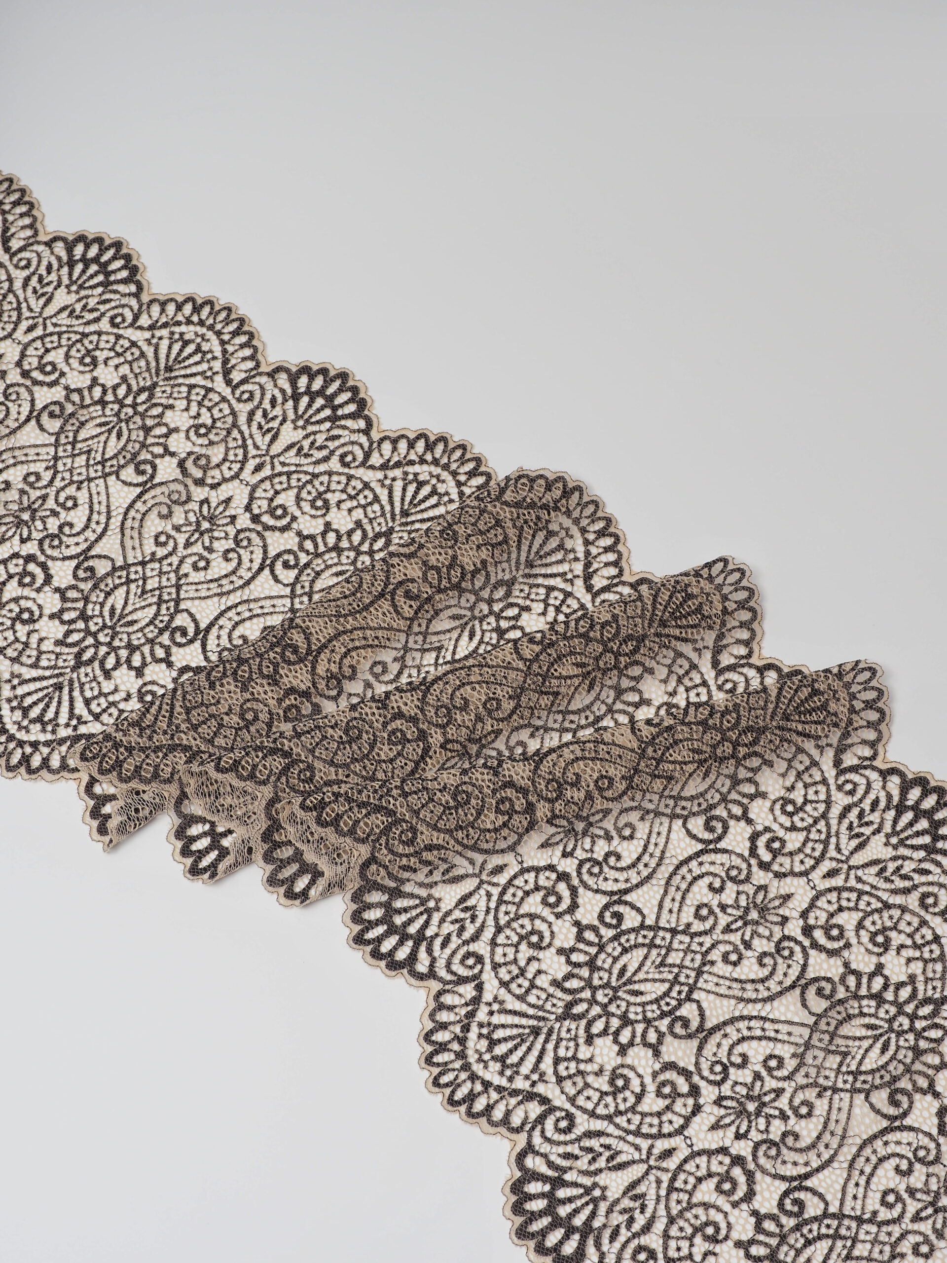 Эластичное кружево бежевое с черным ширина 21 см