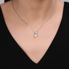 kole-iz-belogo-zolota-585-proby-s-topazom-swiss-i-zhemchugom