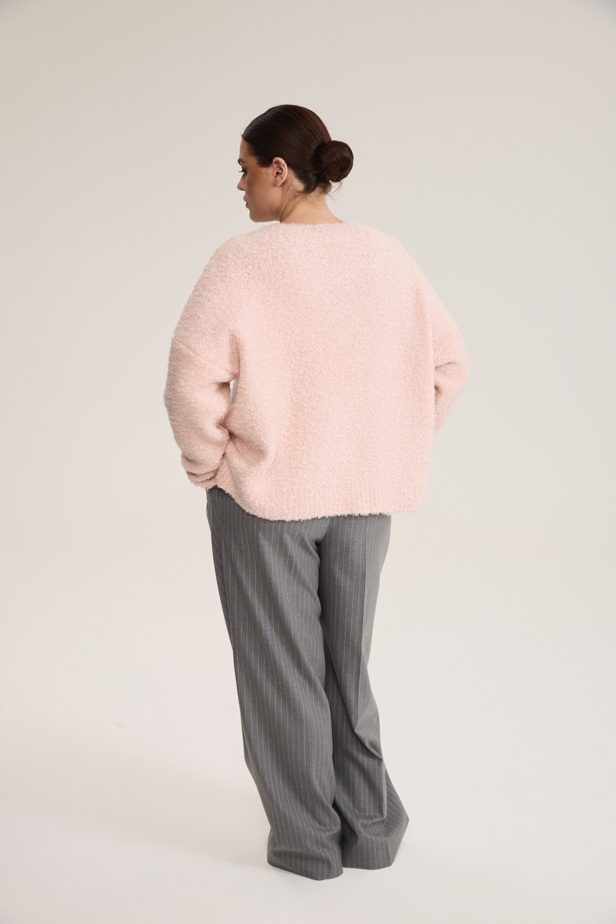 Джемпер букле с V-вырезом, светло-розовый