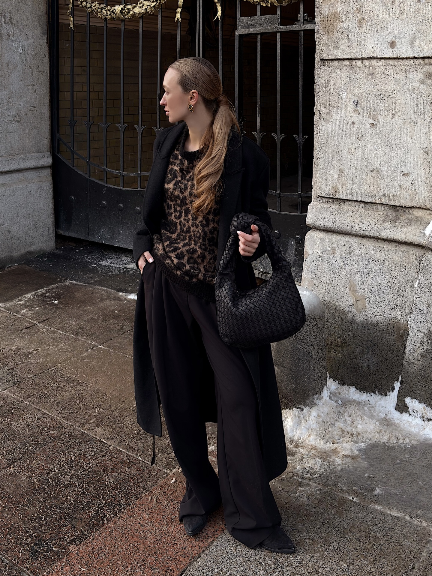 Объемный свитер с леопардовым рисунком