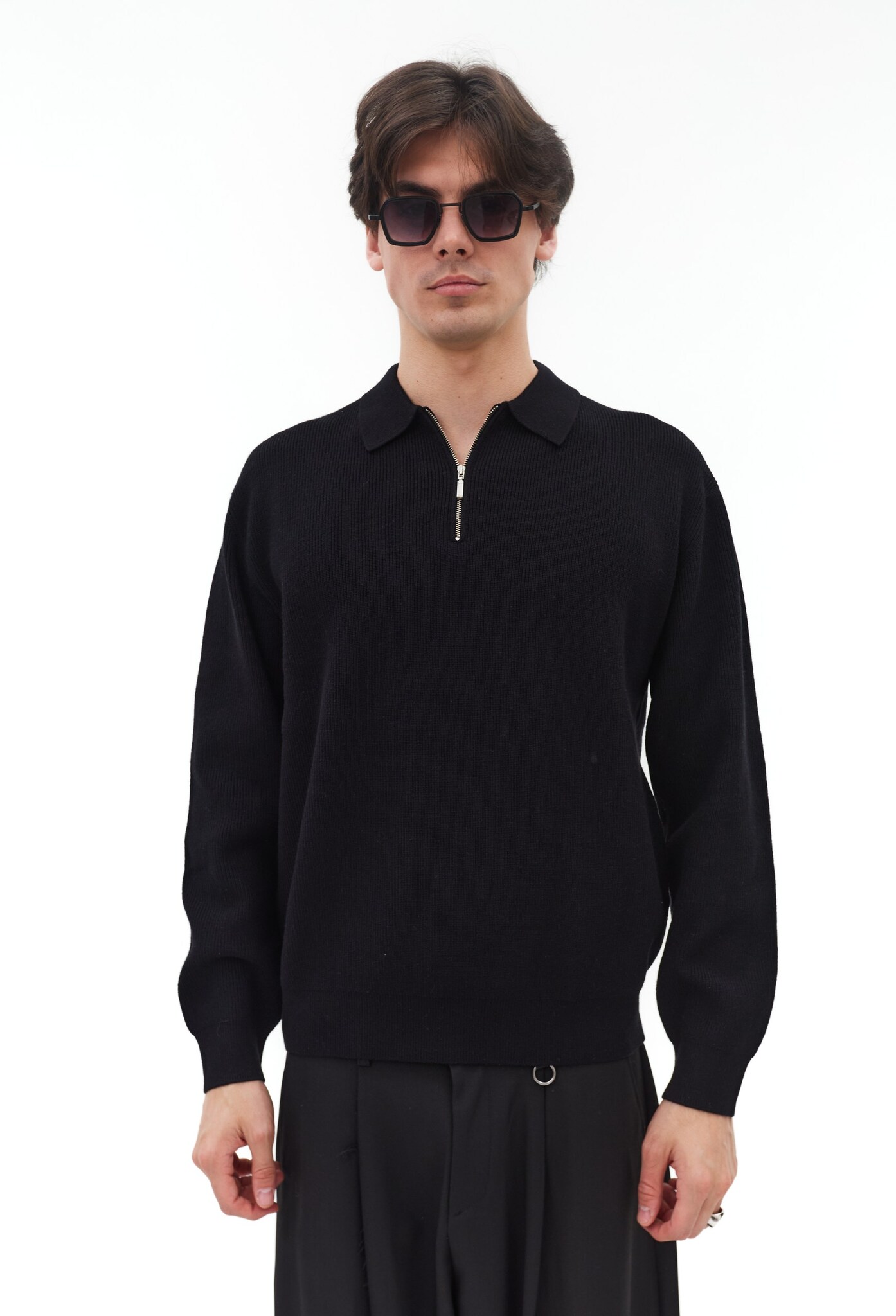 Черный джемпер LAINE с воротником-поло на молнии