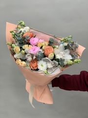 Букет с белой орхидеей