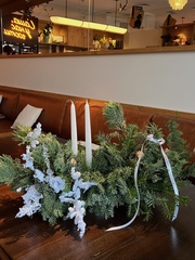 Композиция из хвои со свечами