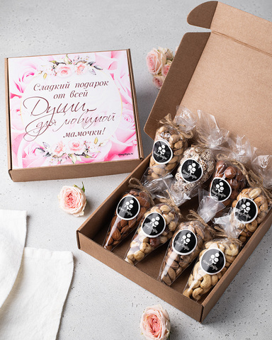 Набор орехов HoneyForYou (ассорти) в подарочной крафт-коробке для мамы