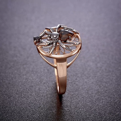 kolco-pauk-iz-kombinirovannogo-zolota-s-kvarcem-dymchatym